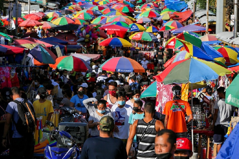 Scores of people shop at the Phase 1 market in Bagong Silang, Caloocan on December 31, 2021, New Year’s eve. Jonathan Cellona, ABS-CBN News