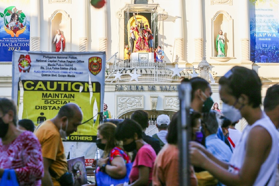 Devotees offer prayers outside the Quiapo Church on January 4, 2022 amid the ongoing Alert Level 3 in Metro Manila. The Minor Basilica of the Black Nazarene will be closed until January 6 amid the spike of COVID-19 cases and positivity rate in the country as part of its efforts to curb the spread of the virus. Jonathan Cellona, ABS-CBN News