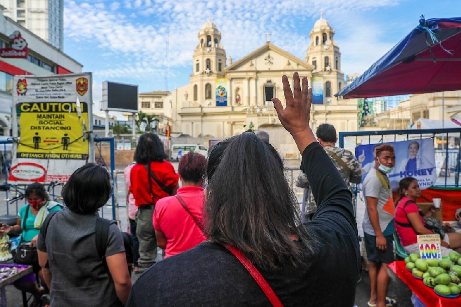 Devotees offer prayers outside the Quiapo Church on January 4, 2022 as Alert Level 3 is imposed in Metro Manila. Jonathan Cellona, ABS-CBN News