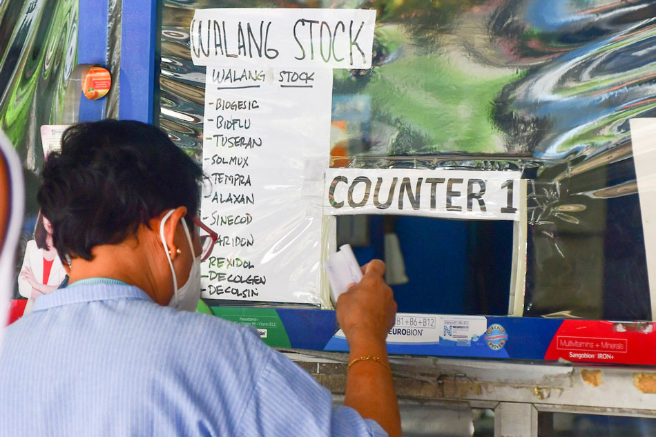 Naglagay ang isang drugstore ng mga listahan ng gamot na out of stock, kasabay ng pagtaas ng demand sa mga gamot para sa lagnat, ubo at sipon na halos kapareho sa sintomas ng COVID-19. Mark Demayo, ABS-CBN News