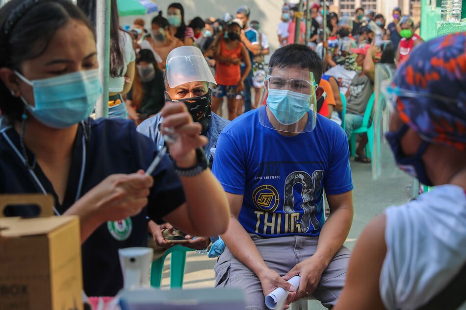 Residents queue to receive their COVID-19 vaccine shots at the BASECO Community health center in Port Area, Manila on Jan. 10, 2022. Jonathan Cellona, ABS-CBN News