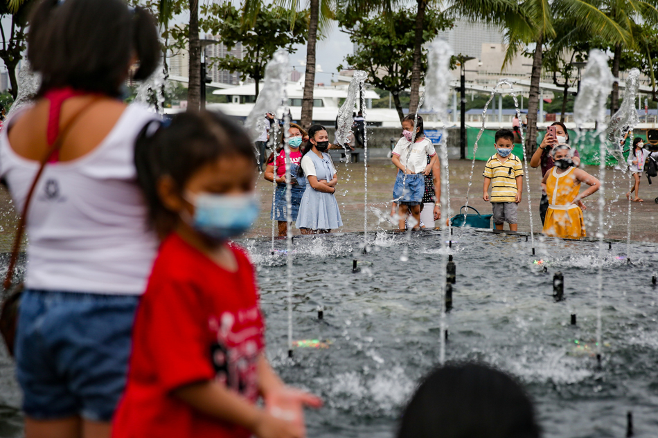 Children watch a water fountain ABS-CBN News