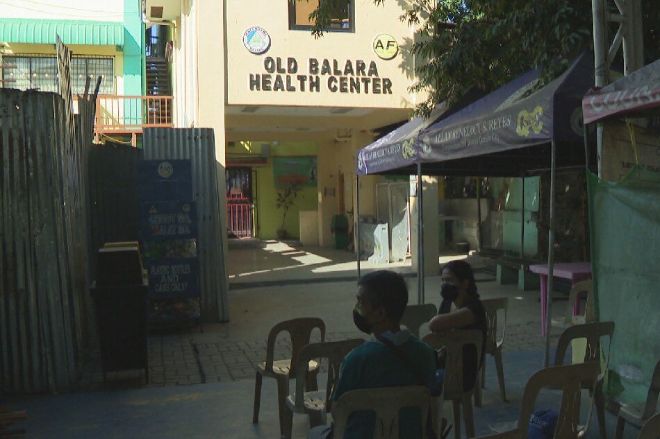 Ini-lockdown ang health center ng Barangay Old Balara matapos i-quarantine ang 11 ng kanilang mga tauhan. ABS-CBN News.