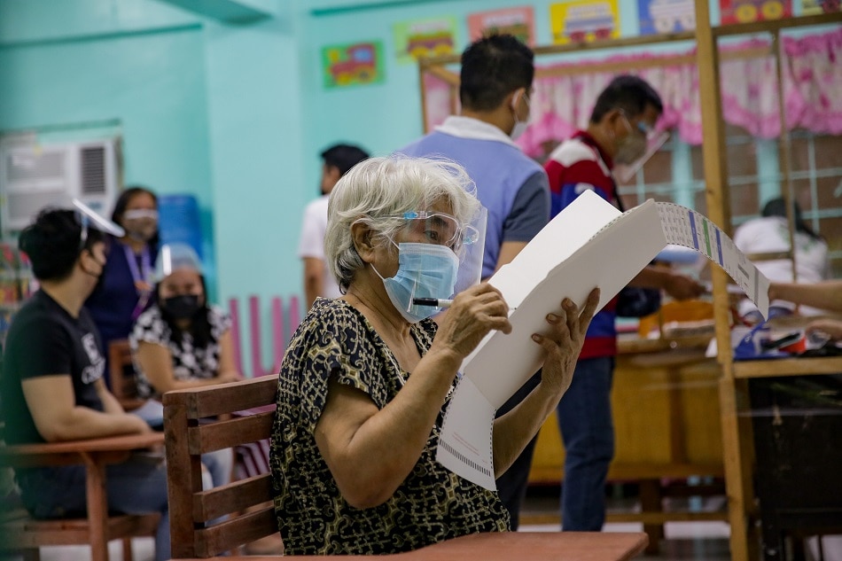 A participant votes during COMELEC’s mock elections at the Padre Zamora Elementary School in Pasay City on December 29, 2021. George Calvelo, ABS-CBN News/File