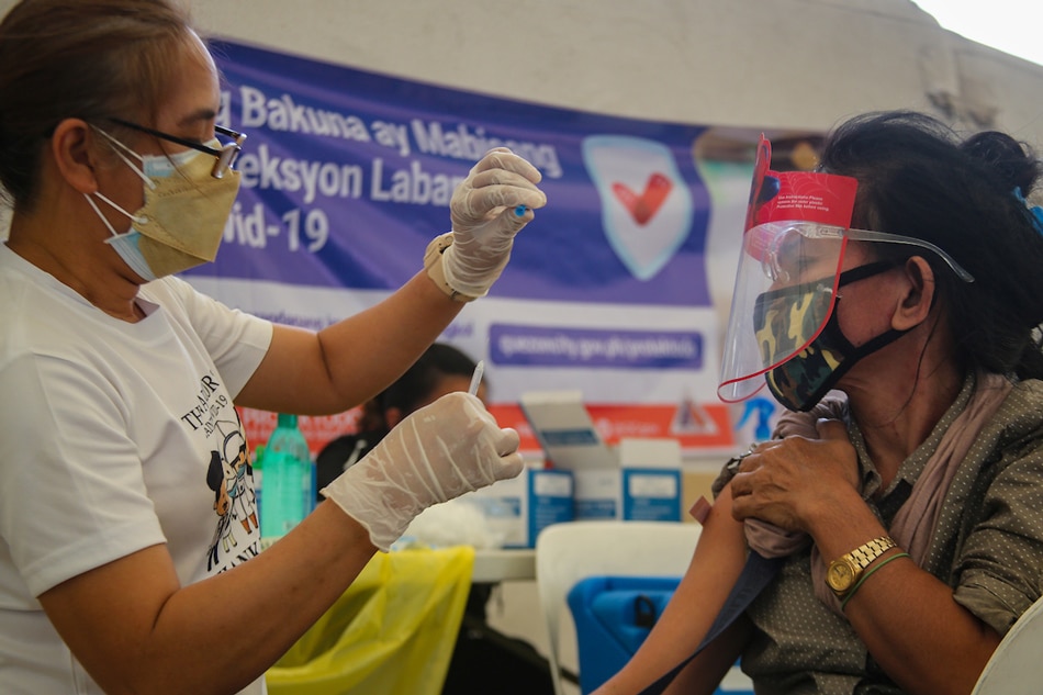 A health worker administers COVID-19 vaccine at the Quezon Memorial Circle Vaccination Hub in Quezon City on Jan. 18, 2022. Jonathan Cellona, ABS-CBN News/File 