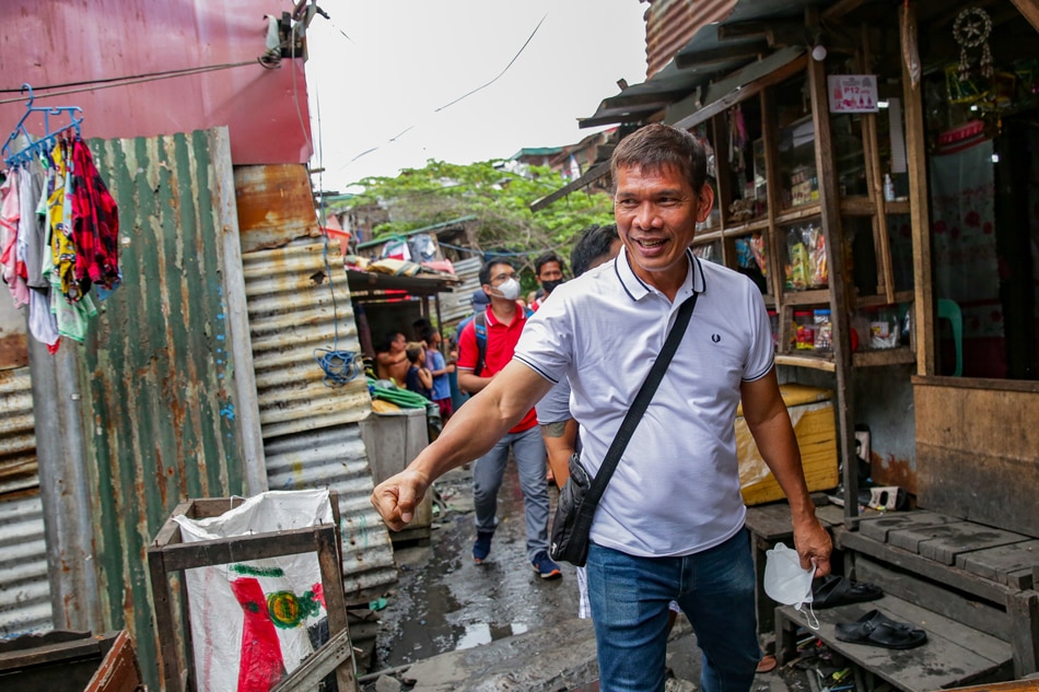 Presidential aspirant and labor leader Leody De Guzman visits the poor communities in Barangay Tugatog, Malabon City on December 11, 2021. George Calvelo, ABS-CBN News/file