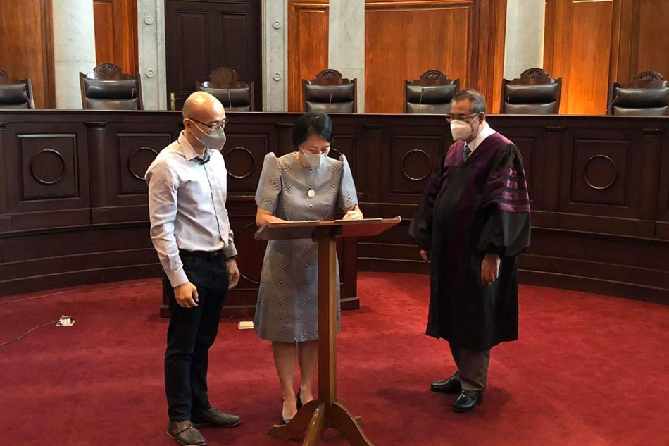 Newest Court of Appeals Associate Justice Jennifer Joy Chua Ong took her oath before Chief Justice Alexander Gesmundo at the Supreme Court. Handout photo from SCPIO