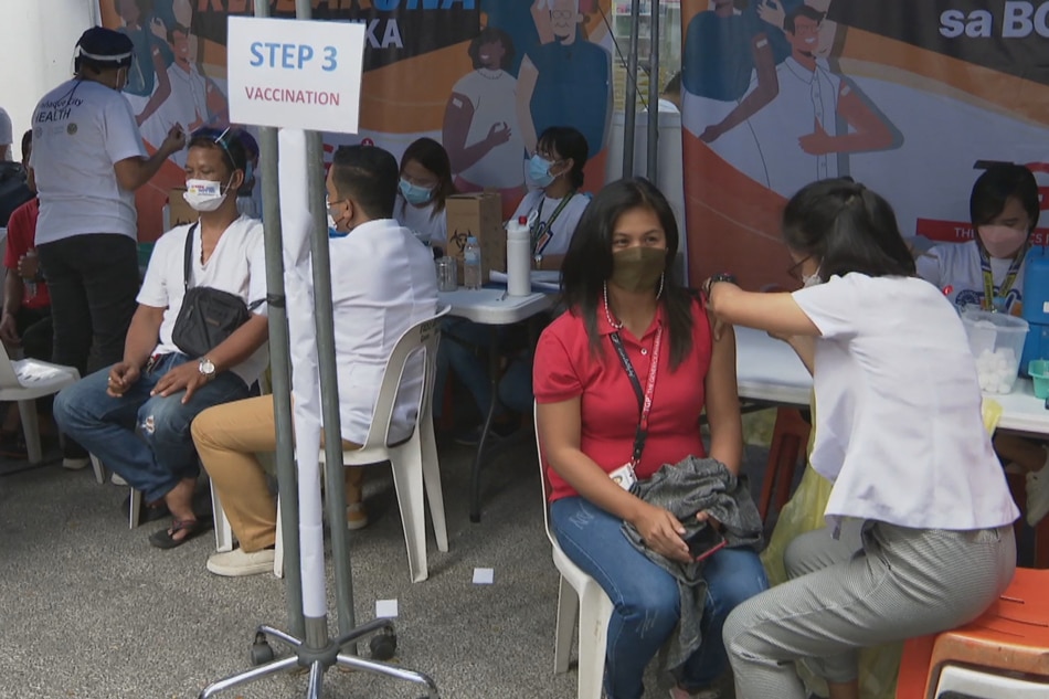 Maagang pumila sa sangay ng The Generics Pharmacy ang mga nais magpabooster-shot sa Paranaque City. ABS-CBN News 