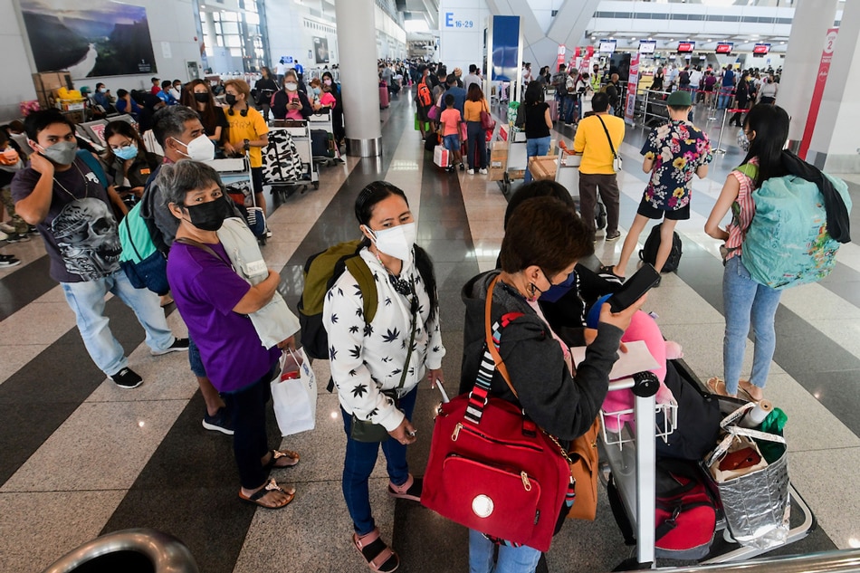 Passengers check in for a flight at the Ninoy Aquino International Airport Terminal 3 in Pasay City on January 3, 2022 amid Alert Level 3 in Metro Manila. Mark Demayo, ABS-CBN News/file