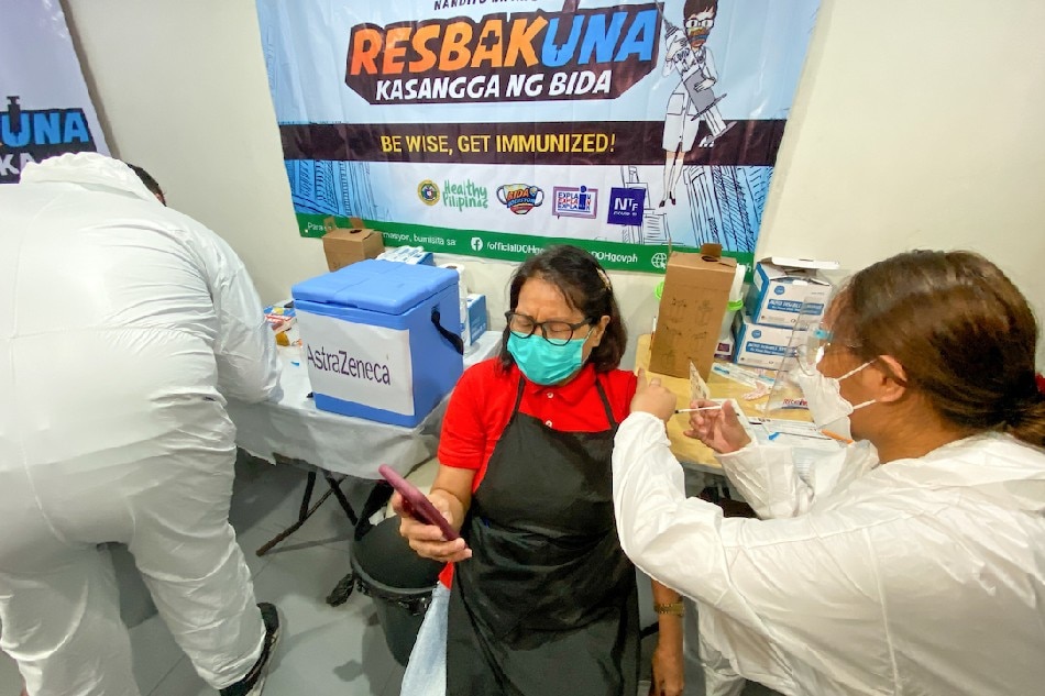A health worker administers the COVID-19 vaccine booster shot at the Generika Drug Store, in Taguig City on January 20, 2022. Jonathan Cellona, ABS-CBN News