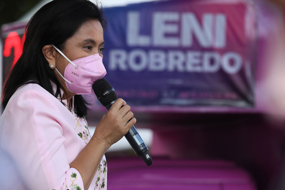Vice President Leni Robredo, and representatives of the LENI Urban Poor (LENI UP), a coalition of nearly a thousand urban groups nationwide, sign a covenant that will address the immediate issues faced by the urban poor in the country on Monday, Jan. 31, 2022. OVP handout