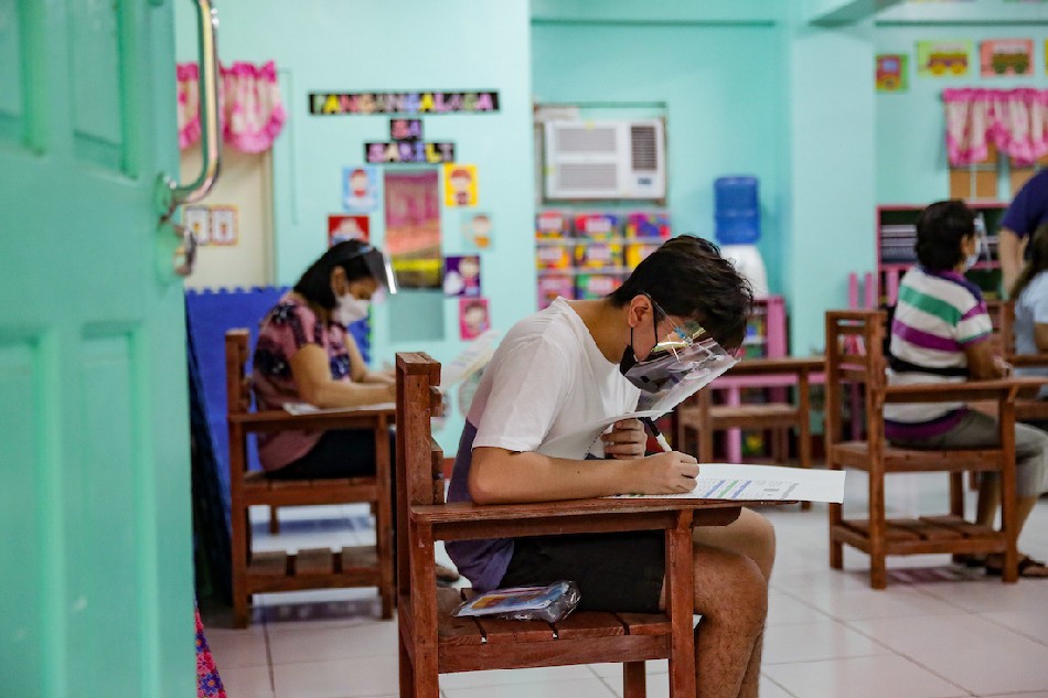 A man participates Comelec’s mock elections at the Padre Zamora Elementary School in Pasay City on Dec. 29, 2021. George Calvelo, ABS-CBN News/File