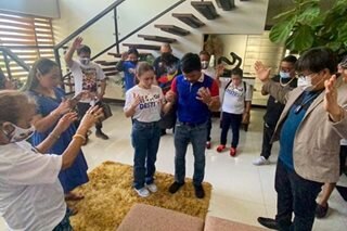 Pacquiao kicks off presidential bid with prayer