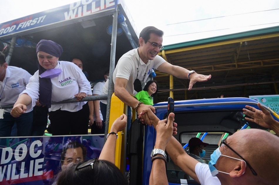Presidential aspirant Manila Mayor Isko Moreno Domagoso greets supporters during a campaign sortie in Santa Maria, Laguna on February 10, 2022. Mark Demayo, ABS-CBN News