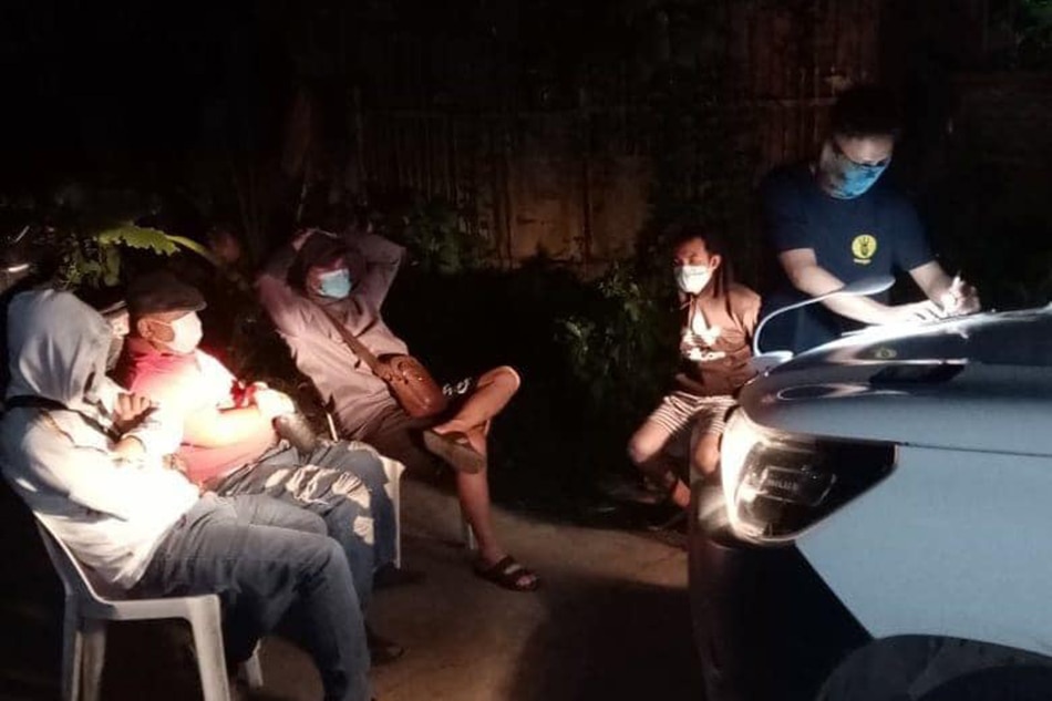 Arestado ang opisyal ng isang ospital sa Tagum City, Davao del Norte matapos umano mahulihan ng hinihinalang shabu. Kuha ng Tagum City PNP