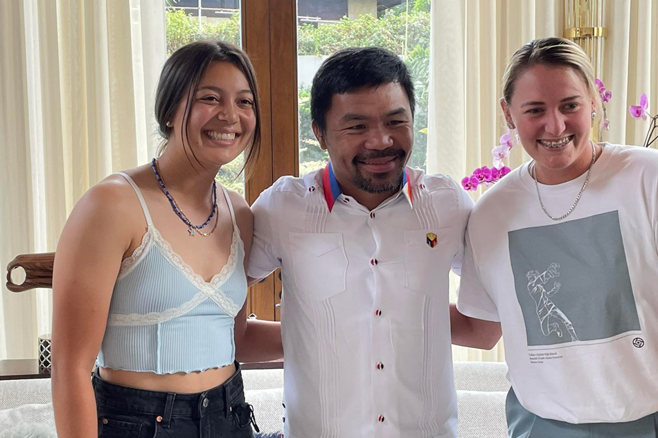 Sen. Manny Pacquiao with the Philippine national women