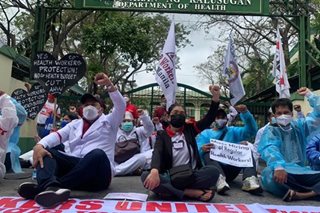 Health workers nagsagawa ng 'Black Hearts' Day' protest