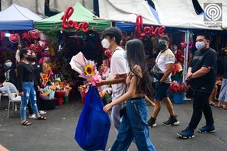 Mga namimili ng bulaklak sa Dangwa, dagsa na ngayong Araw ng mga Puso