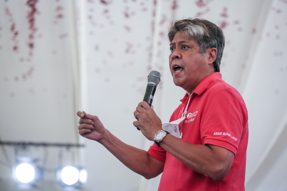 Pagtatalumpati ni vice presidential Kiko Pangilinan sa isang campaign event nila ni presidential aspirant Leni Robredo sa Quezon Memorial Circle noong Peb. 13, 2022. Fernando G. Sepe Jr., ABS-CBN News