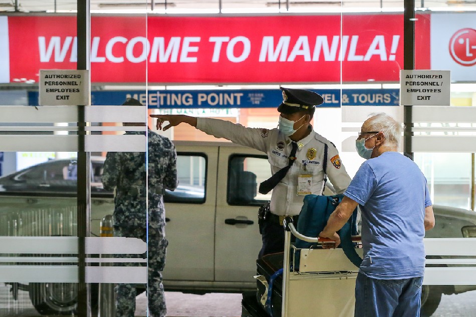 Foreign nationals arrive at the Ninoy Aquino International Airport in Pasay City on Feb. 10, 2022. Jonathan Cellona, ABS-CBN News