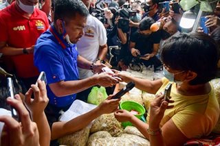 Pacquiao wants standardized salaries for barangay workers