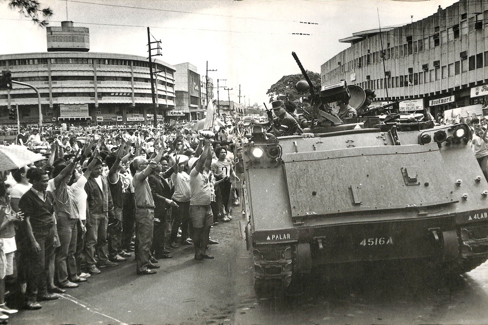 Patience, persuasion and prayers: Military vehicles pull out of the Circle neighborhood. From the Presidential Museum and Library. Photo by Linglong Ortiz, People Power: The Philippine Revolution of 1986