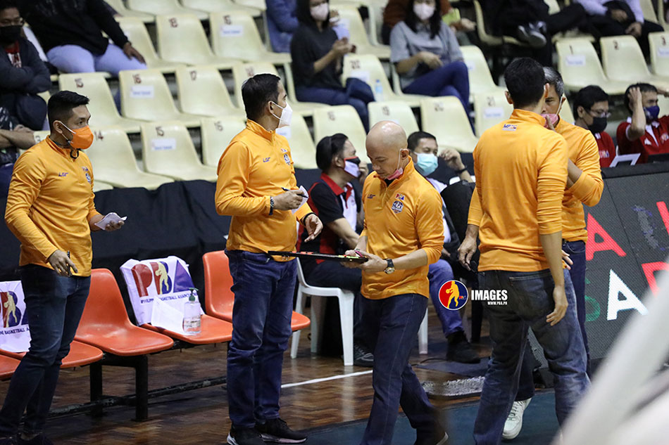 NLEX coach Yeng Guiao (center) during their PBA Governors' Cup game against the Alaska Aces. PBA Images.