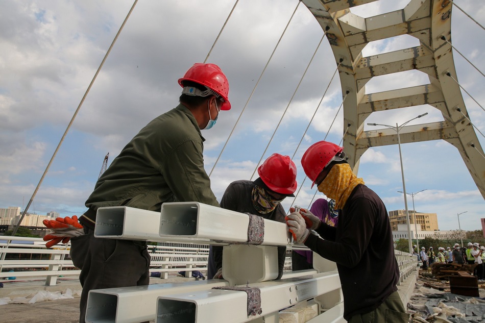 Men continue to work on the ongoing construction of the Binondo-Intramuros bridge in Manila on March 3, 2022. George Calvelo, ABS-CBN News