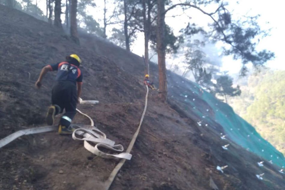  Inaapula ng bumbero ang sunog sa gubat ng Barangay Ambuklao sa Bokod, Benguet. Suspetsya ng mga awtoridad, sigarilyo ang sanhi ng insidente. BFP Bokod