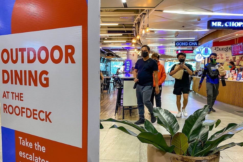 People visit a mall in Makati on March 3, 2022, the second straight day that health authorities in the Philippines logged less than a thousand fresh COVID-19 cases. Jonathan Cellona, ABS-CBN News