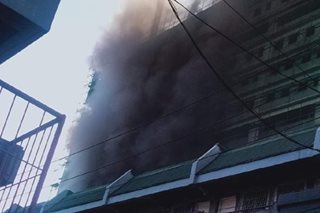 Sunog, sumiklab sa ginagawang gusali sa Mandaluyong City