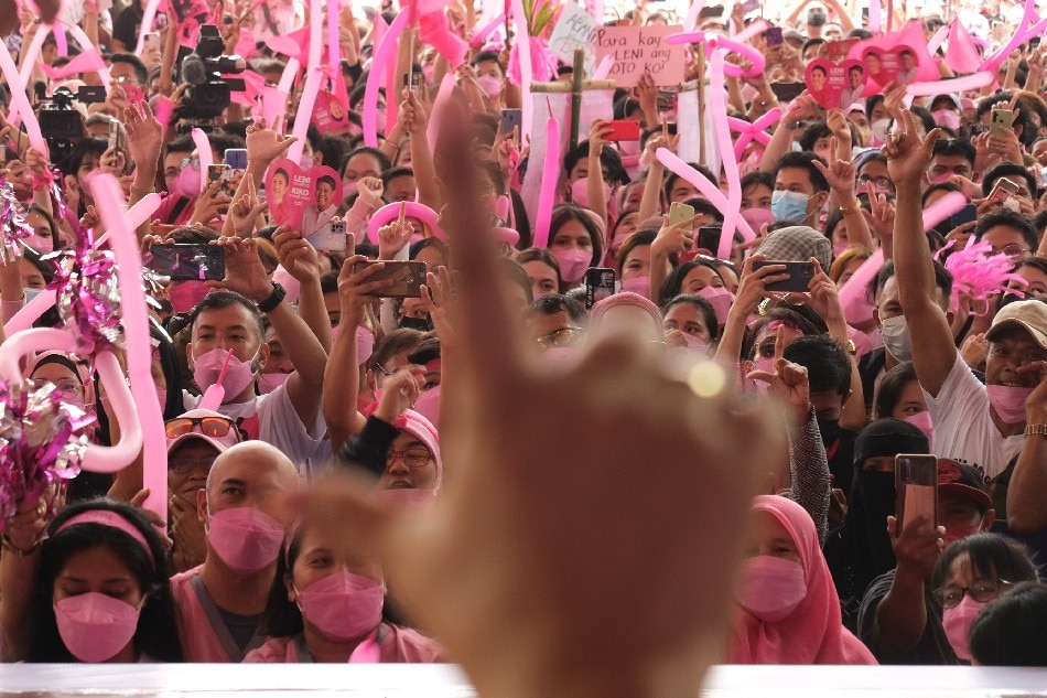 Mindanaons in pink show support for Vice President Leni Robredo, chanting her name and singing “Bayan Ko”, in her presidential campaign rally at the Iligan City Public Plaza, Iligan City, Feb. 22, 2022. VP Leni Media Bureau