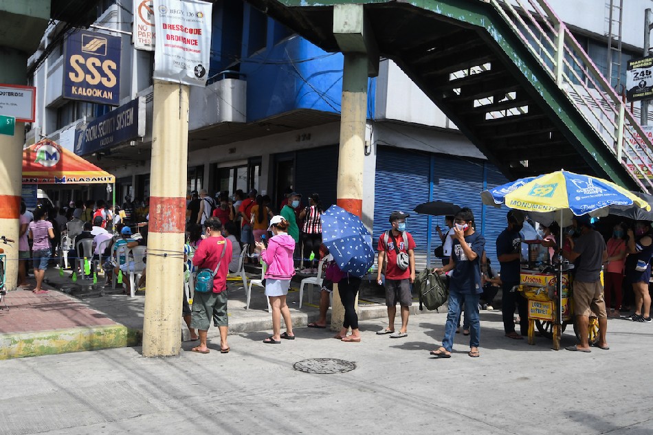 Pila ng mga miyembro sa branch ng Social Security System sa Caloocan noong Agosto 26, 2020. Mark Demayo, ABS-CBN News/File