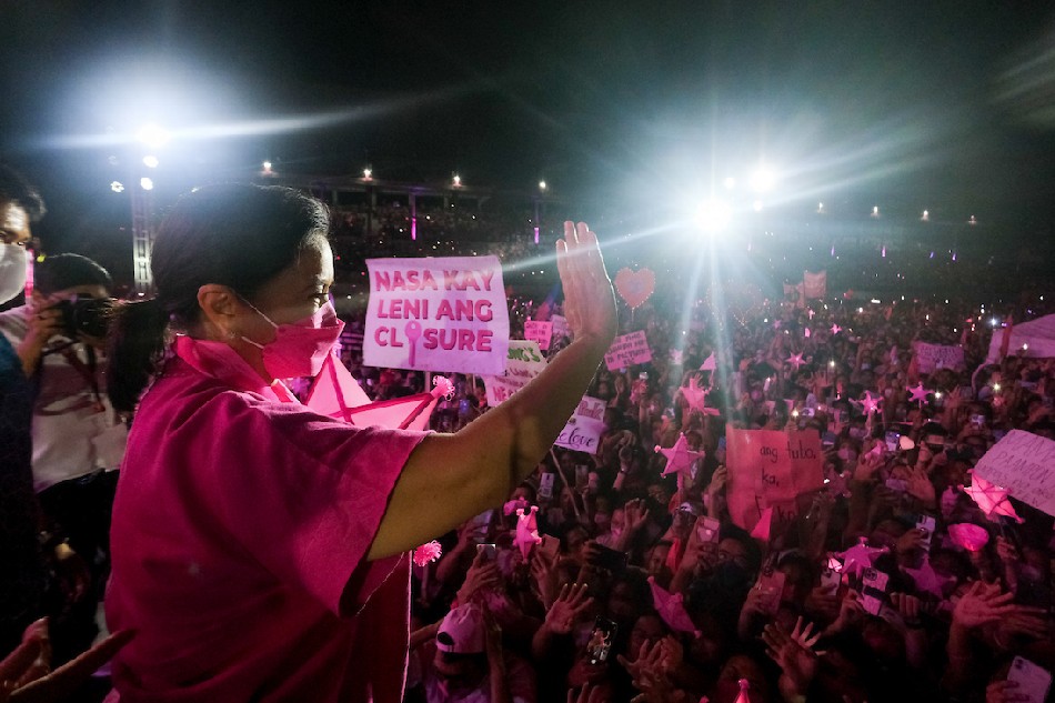 https://sa.kapamilya.com/absnews/abscbnnews/media/2022/news/03/14/20220311-election-robredo-bacolod-47.jpg