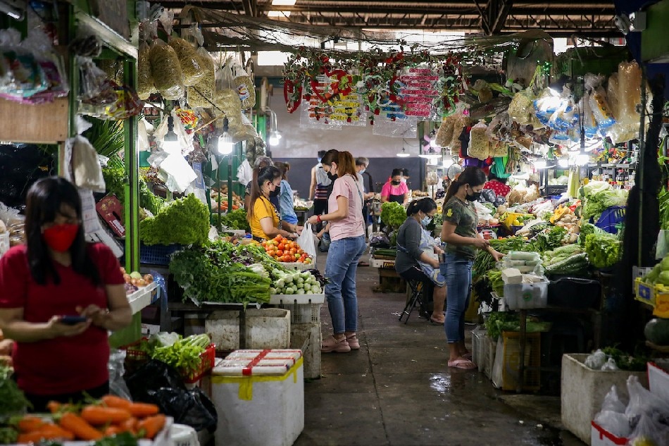 Mga namamalengke sa Farmers' Market sa Quezon City noong Pebrero 19, 2022. George Calvelo, ABS-CBN News/File
