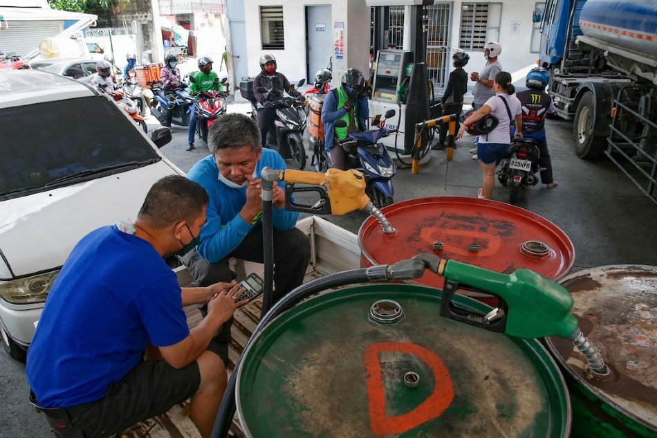 Motorists line up to buy fuel at a gas station in Mandaluyong City on March 22, 2022. Oil firms implemented price rollbacks today after price hikes the last 11 weeks. George Calvelo, ABS-CBN News