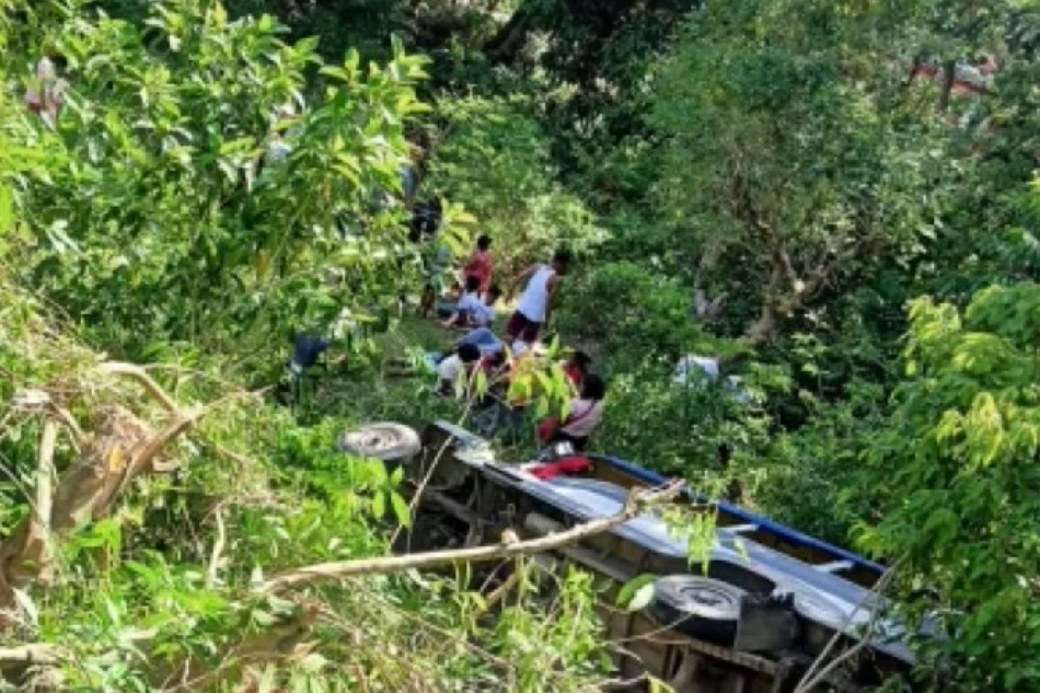 Tatlo ang patay habang sugatan ang 28 iba pa matapos mahulog sa bangin ang sinsasakyang jeep sa Marinduque. Pauwi galing kasal ang mga biktima. Courtesy: Marinduque News Network