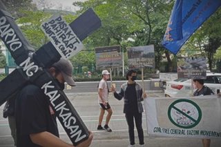 Ilang taga-Bataan nagprotesta laban sa 2 coal plants