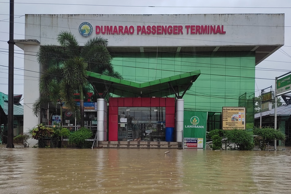 Pagbaha sa tapat ng Dumarao Passenger Terminal dulot ng bagyong Agaton. Courtesy: Hernan Lee Hachuela.