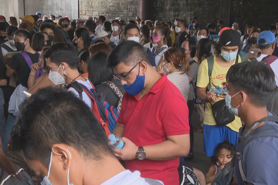  Sitwasyon sa isang terminal sa Metro Manila ngayong Miyerkoles Santo, ika-13 ng Abril, 2022. Inaasahang dadami ang babiyahe pa-probinsiya sa harap ng mga pinaluwag na pandemic protocols. ABS-CBN News/File