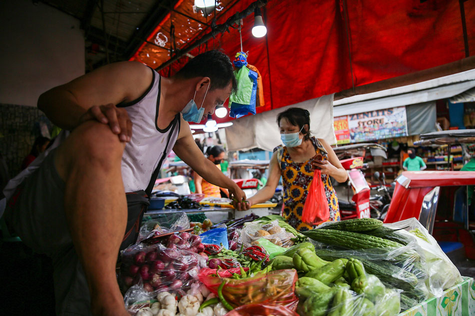 Residents buy basic goods at Hunter Market, a wet market on Kaliraya Street, near Araneta Avenue in Tatalon Quezon City on April 8, 2022, Jonathan Cellona, ABS-CBN News/file