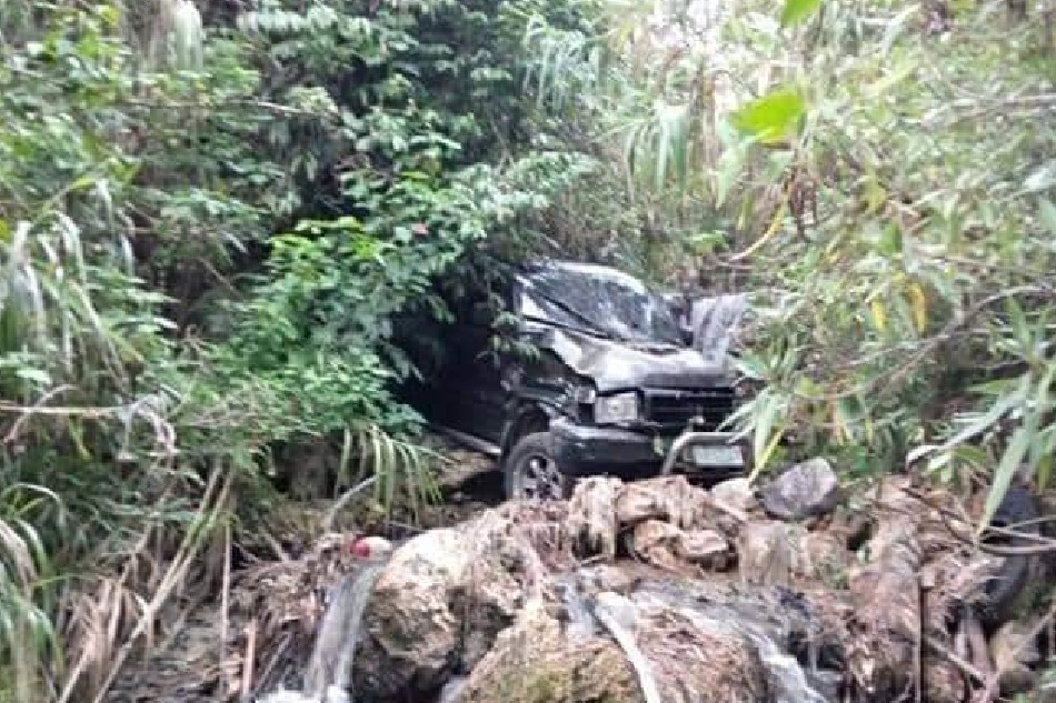 Makikita sa larawang ito ang naaksidenteng sports utility vehicle. Larawan mula sa Maninit, Bontoc local government unit