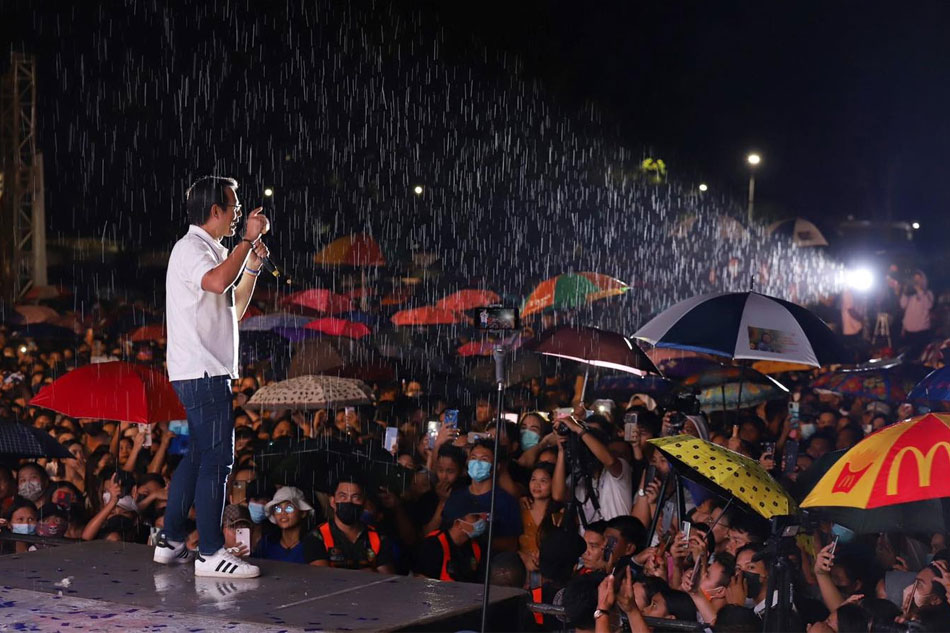 Despite inclement weather, Aksyon Demokratiko standard bearer Isko Moreno Domagoso delivers a speech a campaign concert in Cebu on April 9, 2022. Photo from Isko Moreno Domagoso's Facebook