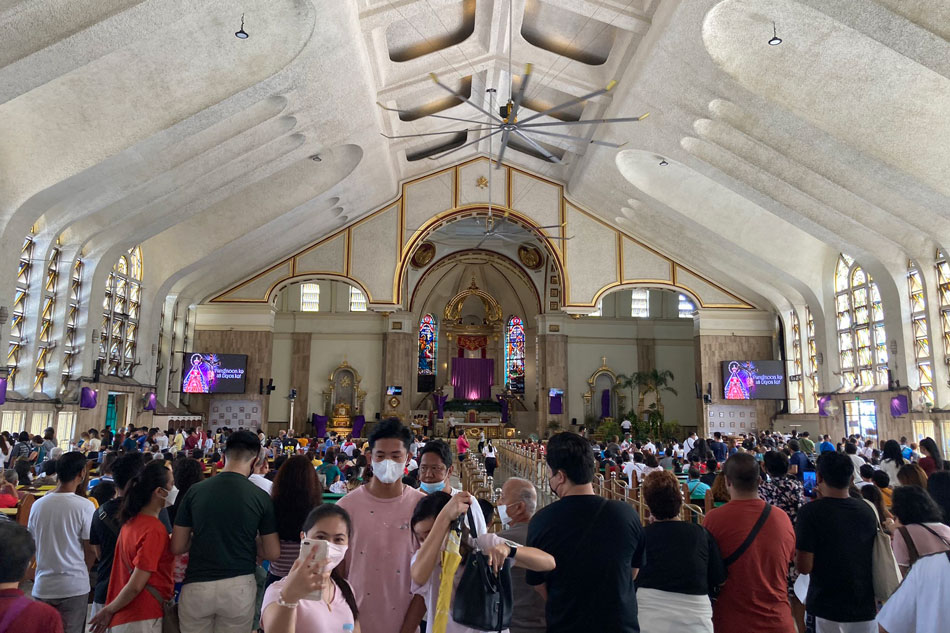 Mga mananampalatayang bumisita sa Minor Basilica of the Black Nazarene sa Quiapo, Maynila ngayong Abril 14, 2022, Huwebes Santo. Mike Navallo, ABS-CBN News