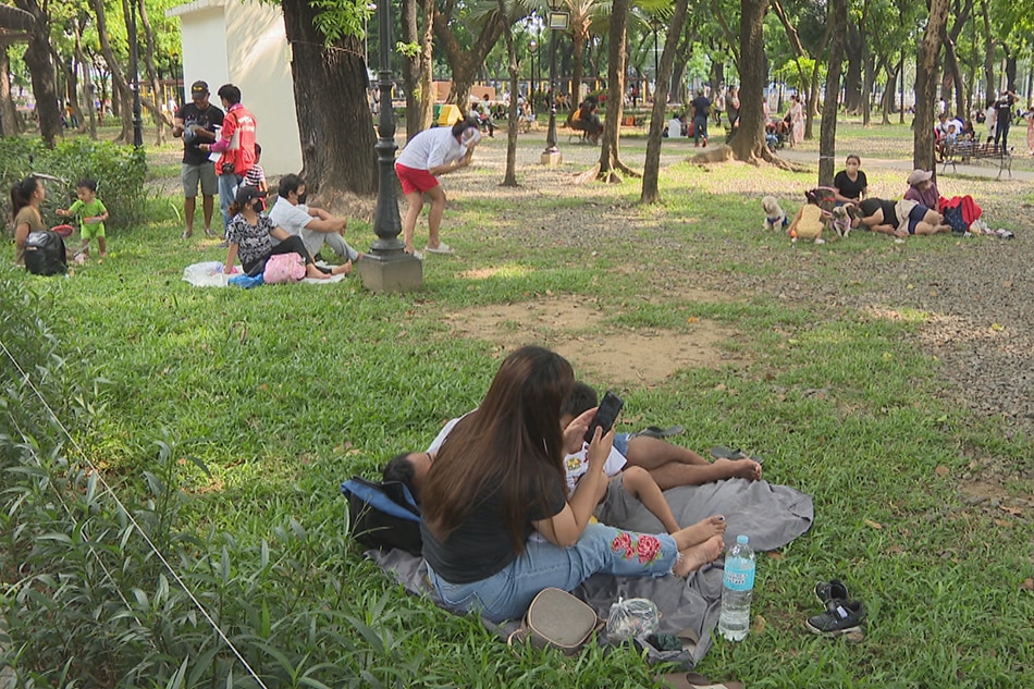 Nagpalipas ng oras sa ilalim ng puno ang ilang bumisita sa Quezon City Memorial Circle ngayong Sabado de Gloria. ABS-CBN News
