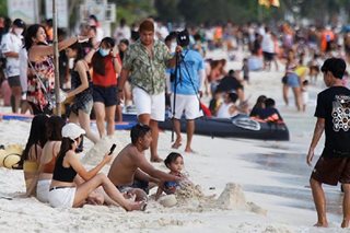 Bilang ng Boracay tourists noong Holy Week, sumobra sa limit