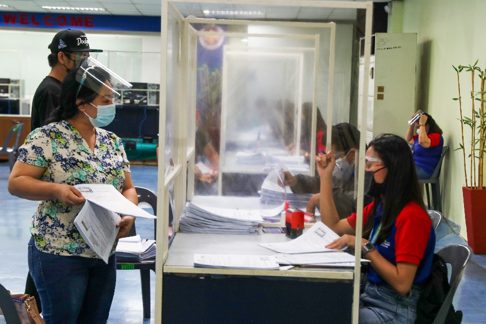 Taxpayers observe minimum health protocols as they file their Annual Income tax Return at a Bureau of Internal Revenue (BIR) tax filing center at the Fisher mall in Quezon City on April 15, 2021. Jonathan Cellona, ABS-CBN News/File