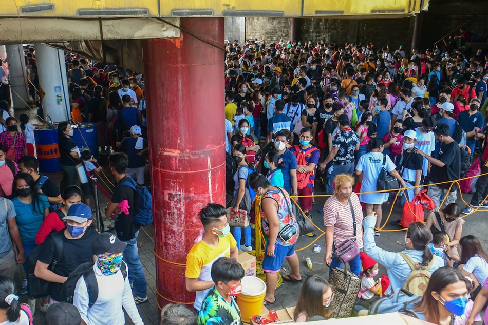 Sitwasyon sa isang bus station sa Quezon City noong Abril 14, 2022, Huwebes Santo. Dumami ang bilang ng mga lumuwas pa-probinsiya noong Mahal na Araw dahil sa mas maluwag na travel restrictions. Mark Demayo, ABS-CBN News