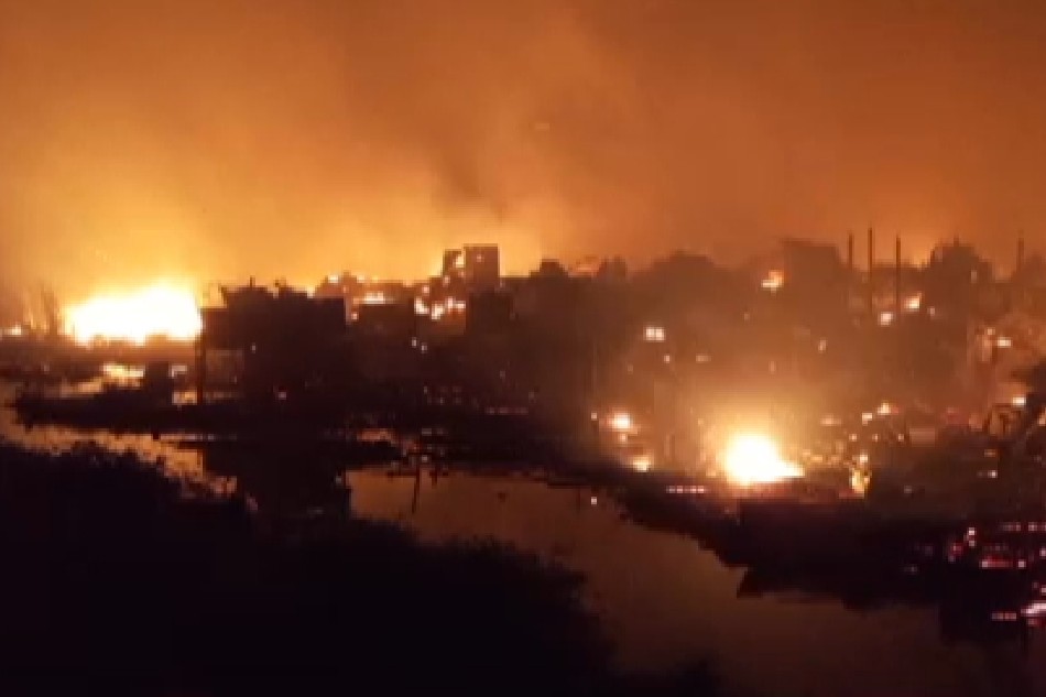 Sunog sa Barangay Malinta, Valenzuela City noong Abril 9, 2022. ABS-CBN News/File