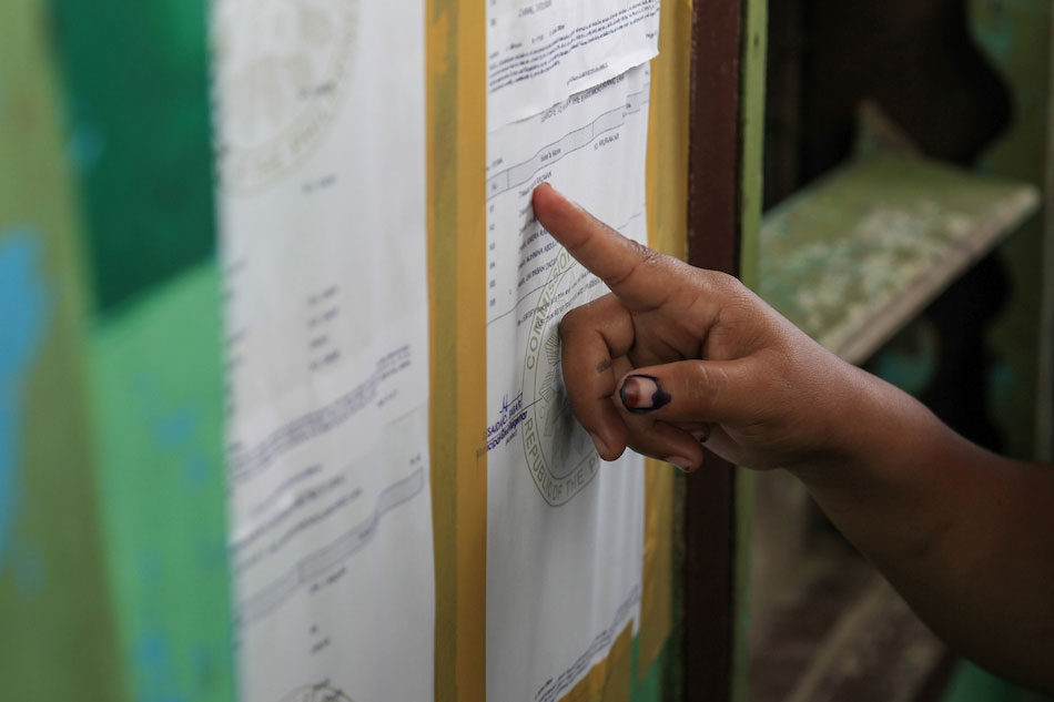 Residents in Sultan Kudarat look for their names from the Commission on Elections (Comelec) list of voters for the Bangsamoro Organic Law (BOL) plebiscite at the Simuay Junction Crossing Elementary School, Jan. 21, 2019. Jonathan Cellona, ABS-CBN News/File 